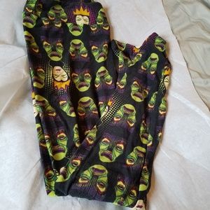 TC lularoe Disney queen leggings